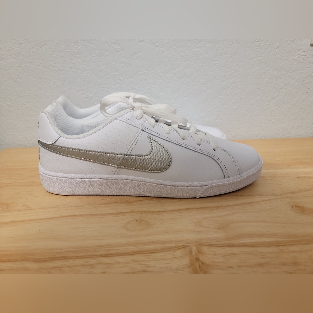 NWOT Women's Nike Court Sneakers